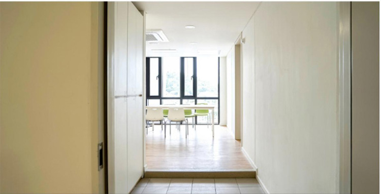 7인 유닛(7인 5실) 입구, 거실