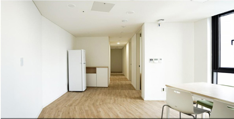 7인 유닛(7인 5실) 입구, 거실