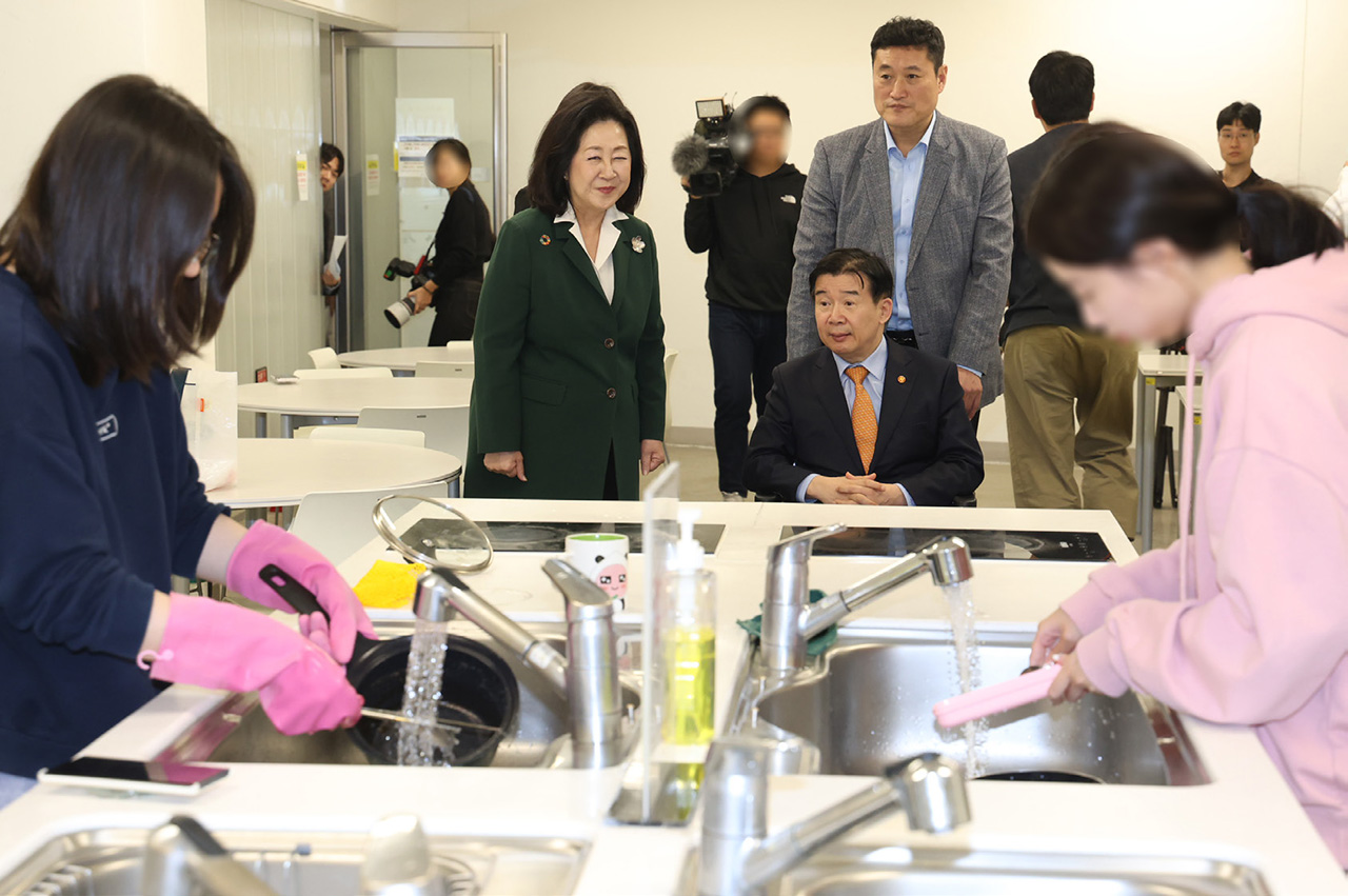 7인 유닛(7인 5실) 입구, 거실