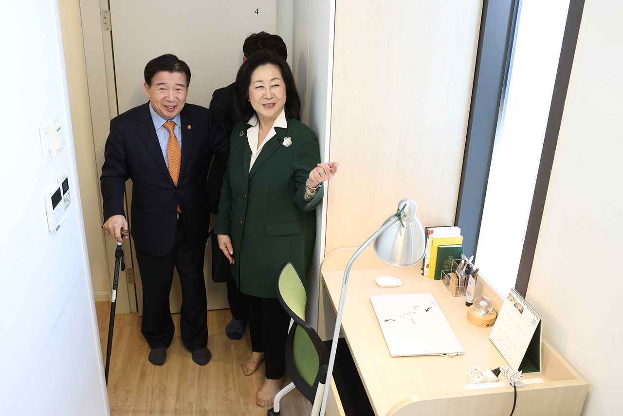 7인 유닛(7인 5실) 입구, 거실